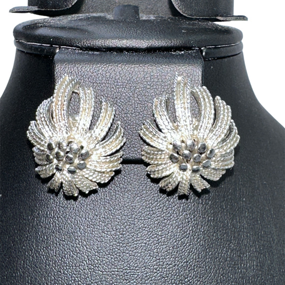 Lisner Floral 3D Clip-on Silver Plated Earrings - Picture 1 of 5
